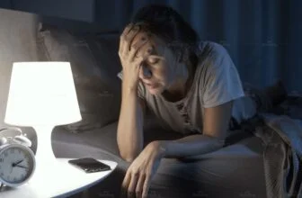 Cảm giác nặng đầu, buồn ngủ kéo dài vào ban đêm