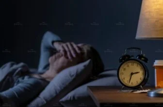 Người mệt mỏi vì đau đầu và mất ngủ kéo dài