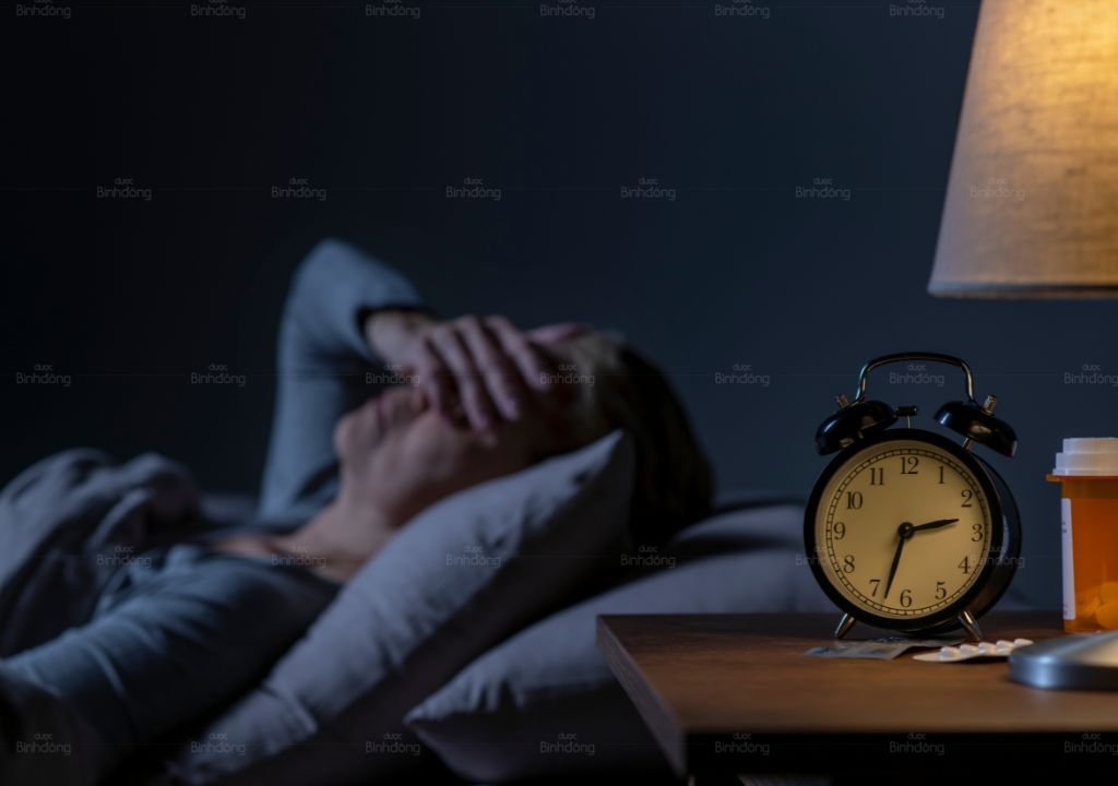 Người mệt mỏi vì đau đầu và mất ngủ kéo dài