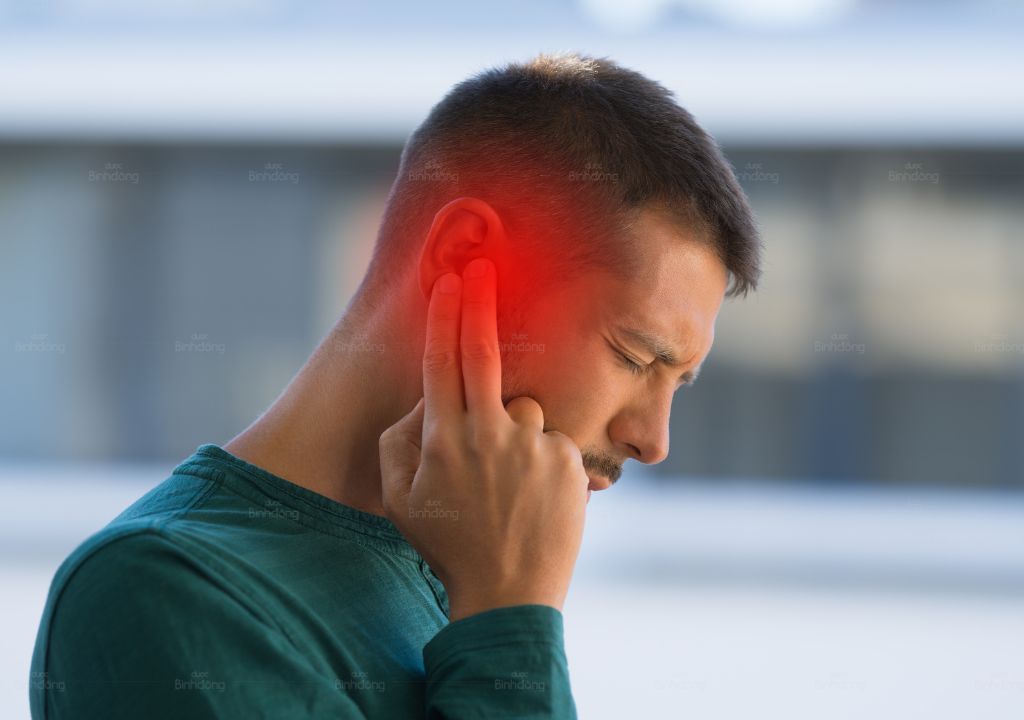 Người đàn ông ôm đầu vì đau đầu kèm mệt mỏi, ù tai và chóng mặt
