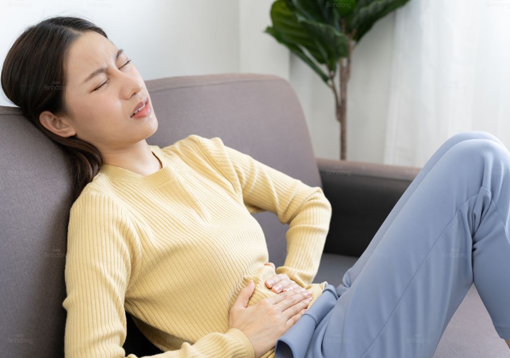 Phụ nữ mệt mỏi, đau bụng kinh kèm nổi mụn trong kỳ kinh nguyệt