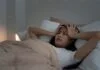 Người phụ nữ thức dậy bị đau đầu, mệt mỏi sau khi ngủ dậy