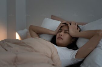 Người phụ nữ thức dậy bị đau đầu, mệt mỏi sau khi ngủ dậy