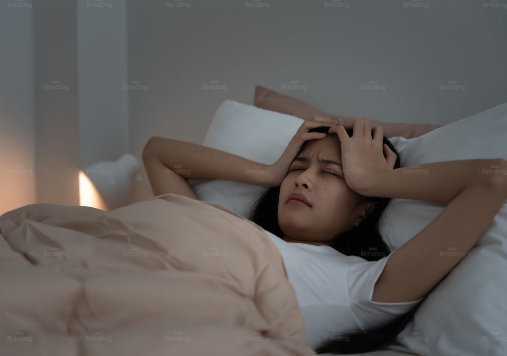 Người phụ nữ thức dậy bị đau đầu, mệt mỏi sau khi ngủ dậy