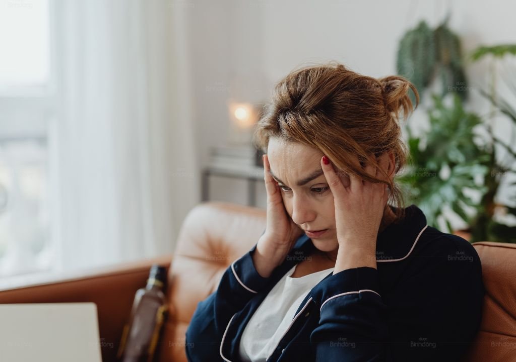 Người phụ nữ ôm đầu vì chóng mặt, choáng váng kéo dài hơn một giờ.