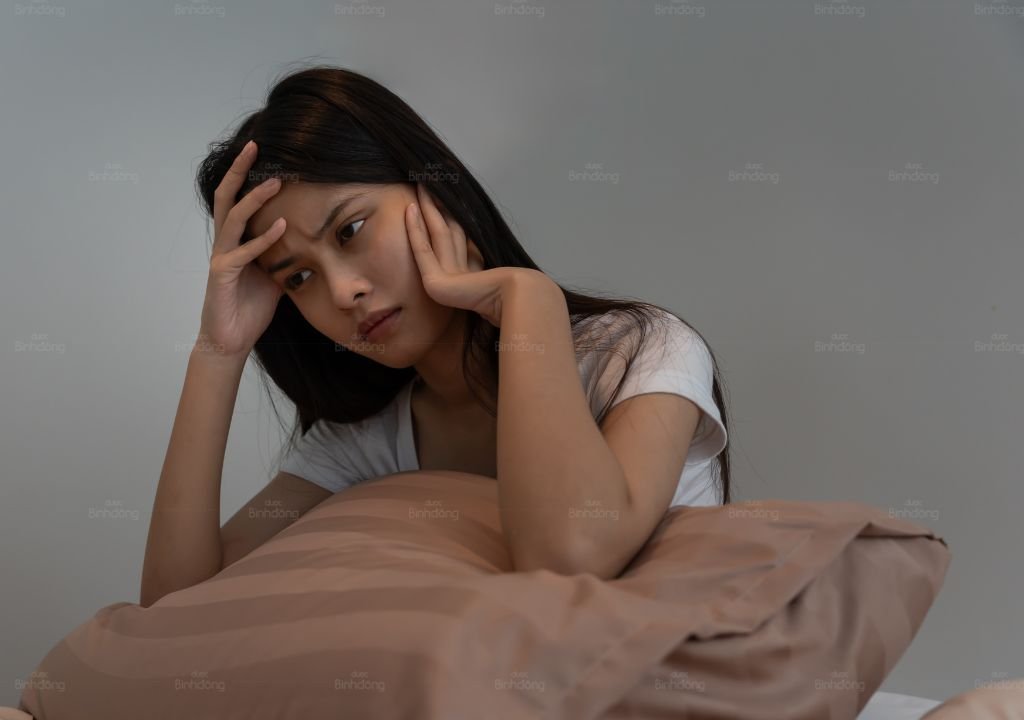 Người phụ nữ bị hoa mắt, choáng váng, ôm đầu vì cảm giác mất thăng bằng.