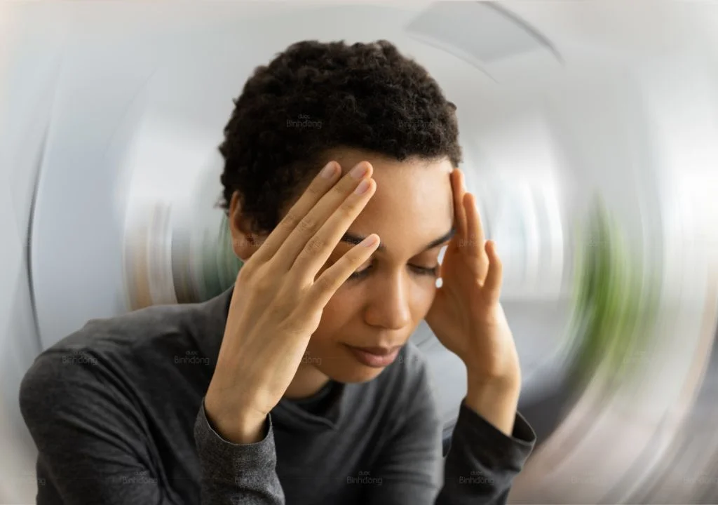 Người phụ nữ mệt mỏi do ngủ đủ giờ nhưng giấc ngủ kém sâu