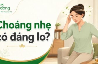 Người phụ nữ đặt tay lên trán khi bị choáng nhẹ trong phòng khách.