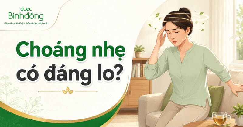 Người phụ nữ đặt tay lên trán khi bị choáng nhẹ trong phòng khách.