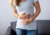 Phụ nữ đau bụng và rối loạn tiêu hóa khi tới tháng
