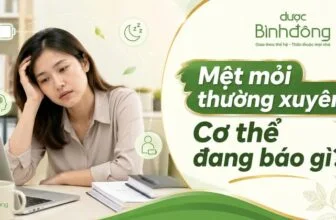 Thumbnail minh họa người phụ nữ ngồi ở bàn làm việc với vẻ mệt mỏi, kèm headline “Mệt mỏi thường xuyên: Cơ thể đang báo gì?”