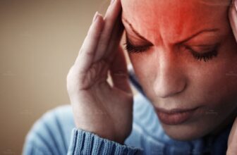 Người phụ nữ ôm đầu mệt mỏi do áp lực gia đình kéo dài.