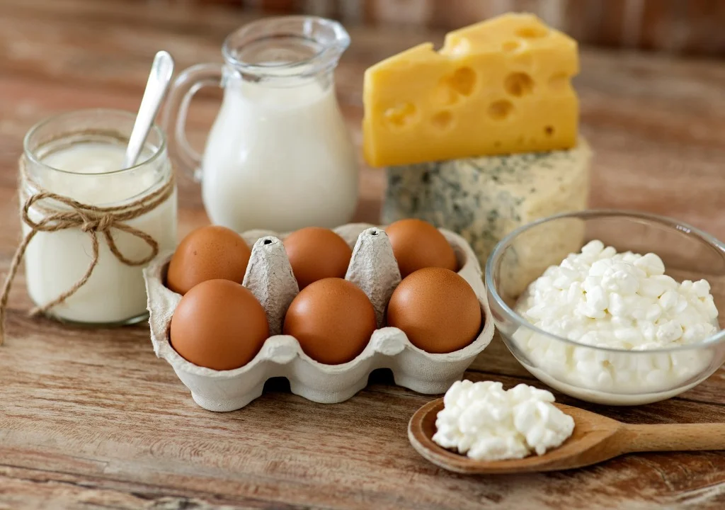 Thực phẩm giàu kẽm như trứng, sữa, sữa chua và phô mai.