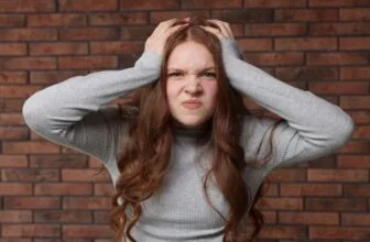 Người phụ nữ căng thẳng ôm đầu do cáu gắt