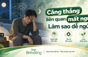 Người đàn ông ngồi bên giường lúc đêm khuya, ôm trán mệt mỏi với các biểu tượng căng thẳng và mất ngủ.
