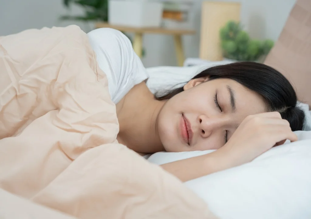 Người phụ nữ nằm nghiêng trên nệm phù hợp