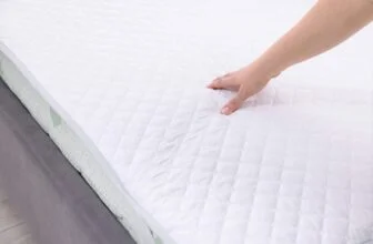 Bàn tay kiểm tra độ đàn hồi của nệm mềm hỗ trợ giấc ngủ ngon