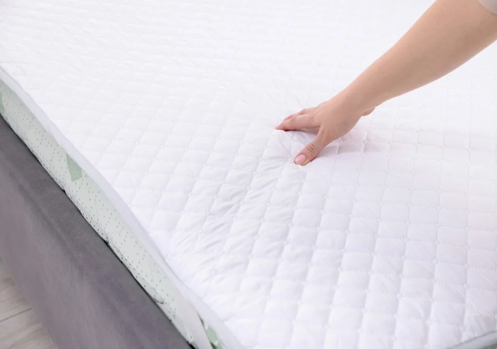 Bàn tay kiểm tra độ đàn hồi của nệm mềm hỗ trợ giấc ngủ ngon