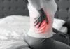 Người phụ nữ bị đau cổ vai gáy do ngủ sai tư thế sau khi thức dậy