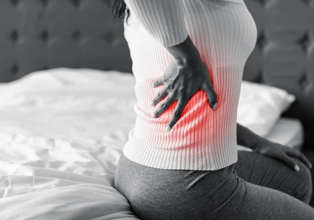 Người phụ nữ bị đau cổ vai gáy do ngủ sai tư thế sau khi thức dậy