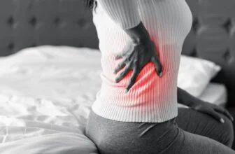 Người phụ nữ bị đau cổ vai gáy do ngủ sai tư thế sau khi thức dậy