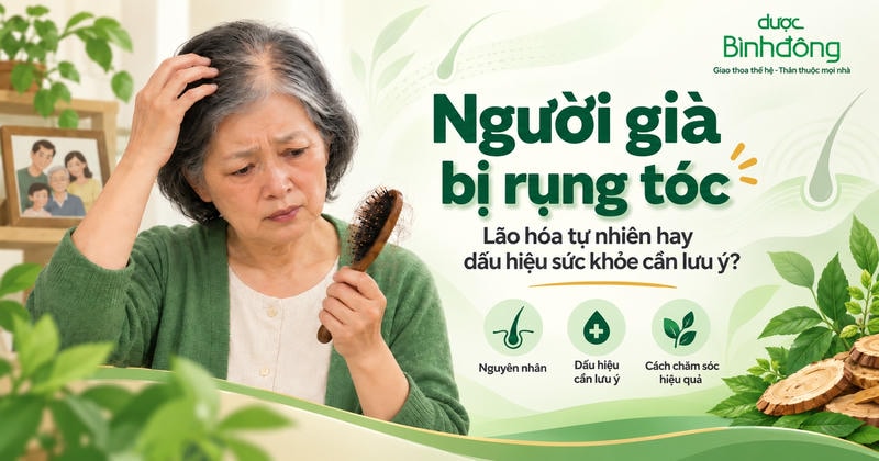 Người phụ nữ lớn tuổi chạm tay lên vùng tóc thưa và nhìn chiếc lược dính nhiều tóc rụng.
