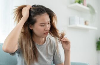 Người phụ nữ lo lắng khi thấy tóc rụng nhiều, gợi ý tình trạng rụng tóc nội tiết.