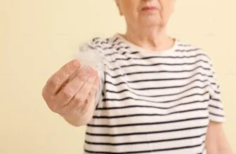 Phụ nữ tiền mãn kinh lo lắng khi tóc rụng nhiều và đường ngôi thưa rõ.