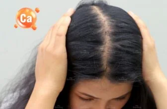Người phụ nữ kiểm tra vùng tóc thưa và rụng nhiều ở phần chân tóc.
