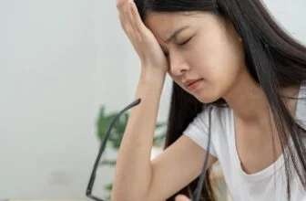 Người phụ nữ mệt mỏi với sắc mặt xanh xao nhợt nhạt