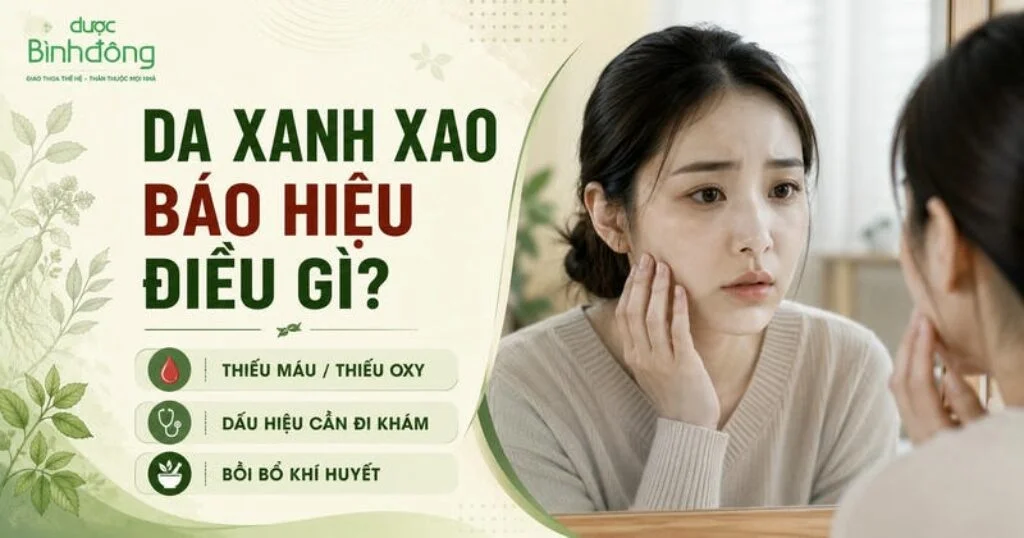 Người đang soi gương với sắc mặt nhợt nhạt trong thumbnail về tình trạng da xanh xao.