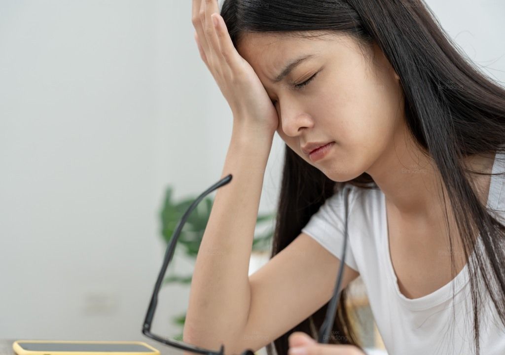 Người phụ nữ mệt mỏi với sắc mặt xanh xao nhợt nhạt