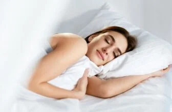 Người phụ nữ ngủ không sâu giấc khi chỉ ngủ 6 tiếng mỗi ngày