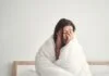 Người phụ nữ mệt mỏi khi ngủ 7 tiếng mỗi ngày nhưng vẫn uể oải