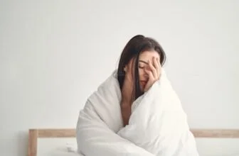 Người phụ nữ mệt mỏi khi ngủ 7 tiếng mỗi ngày nhưng vẫn uể oải