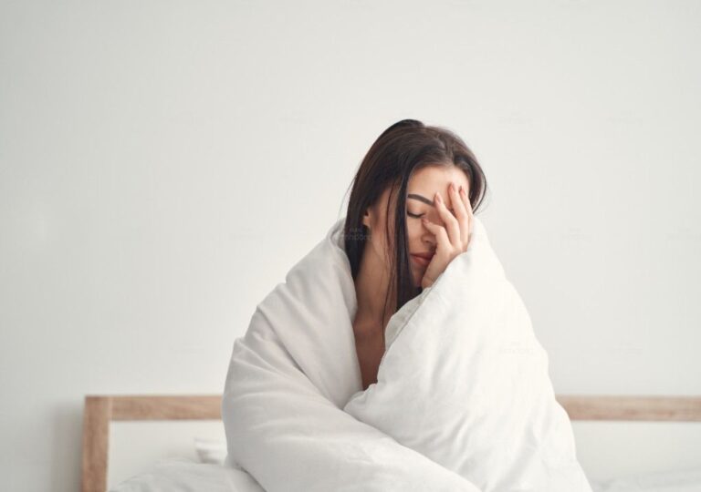 Người phụ nữ mệt mỏi khi ngủ 7 tiếng mỗi ngày nhưng vẫn uể oải