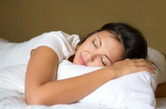 Người phụ nữ ngủ ngon trên giường, minh họa chất lượng giấc ngủ và thời lượng ngủ đủ để cơ thể phục hồi.