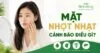hụ nữ soi gương với gương mặt nhợt nhạt, tay chạm nhẹ lên má