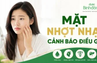 hụ nữ soi gương với gương mặt nhợt nhạt, tay chạm nhẹ lên má