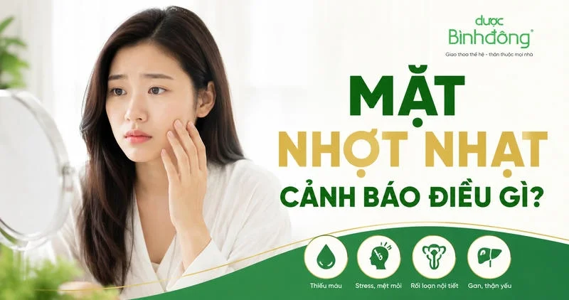 hụ nữ soi gương với gương mặt nhợt nhạt, tay chạm nhẹ lên má