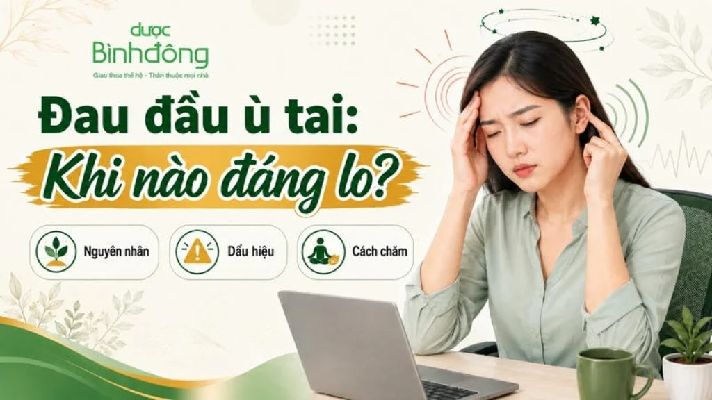 Người phụ nữ chạm thái dương và tai, biểu hiện đau đầu kèm ù tai. Thumbnail nêu ba nội dung: nguyên nhân, dấu hiệu và cách chăm