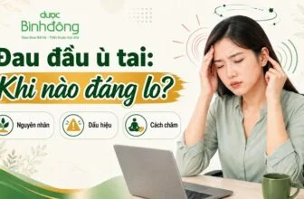 Người phụ nữ chạm thái dương và tai, biểu hiện đau đầu kèm ù tai. Thumbnail nêu ba nội dung: nguyên nhân, dấu hiệu và cách chăm