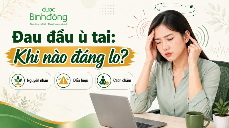 Người phụ nữ chạm thái dương và tai, biểu hiện đau đầu kèm ù tai. Thumbnail nêu ba nội dung: nguyên nhân, dấu hiệu và cách chăm