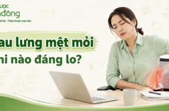 Người phụ nữ ngồi làm việc, một tay giữ thắt lưng với vẻ mệt mỏi. Tiêu đề “Đau lưng mệt mỏi: Khi nào đáng lo?