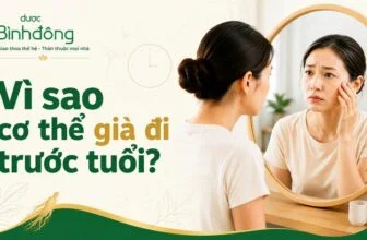 Người phụ nữ soi gương và chạm vùng má với vẻ lo lắng. Tiêu đề: Vì sao cơ thể già đi trước tuổi?