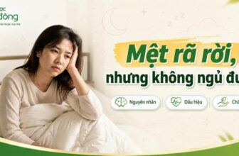 Người phụ nữ mệt mỏi ngồi trên giường, tay tựa đầu. Thumbnail có headline “Mệt rã rời, nhưng không ngủ được” và 3 mục nguyên nhân, dấu hiệu, chăm sóc.
