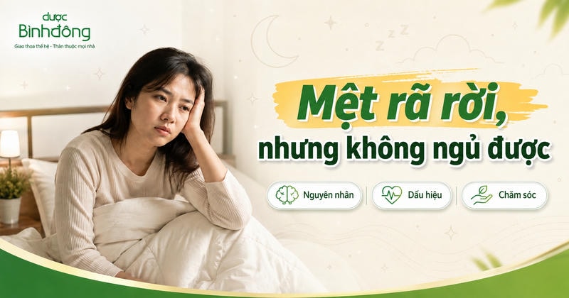 Người phụ nữ mệt mỏi ngồi trên giường, tay tựa đầu. Thumbnail có headline “Mệt rã rời, nhưng không ngủ được” và 3 mục nguyên nhân, dấu hiệu, chăm sóc.