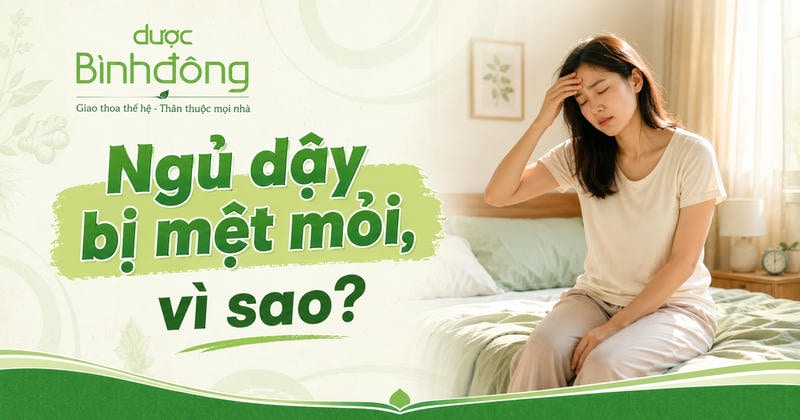 Người phụ nữ ngồi ở mép giường, một tay xoa trán, vẻ mặt uể oải. Dòng chữ nổi bật: “Ngủ dậy bị mệt mỏi, vì sao?