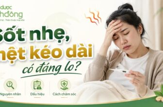 Người phụ nữ mệt mỏi cầm nhiệt kế, bên cạnh các mục nguyên nhân, dấu hiệu và cách chăm sóc.