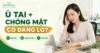 Người phụ nữ ngồi làm việc, một tay chạm tai với biểu hiện khó chịu. Thumbnail ghi “Ù tai + chóng mặt: Có đáng lo?”; Dấu hiệu, Nguyên nhân, Cảnh báo.